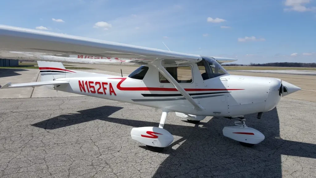 side view of a cessna 150:152