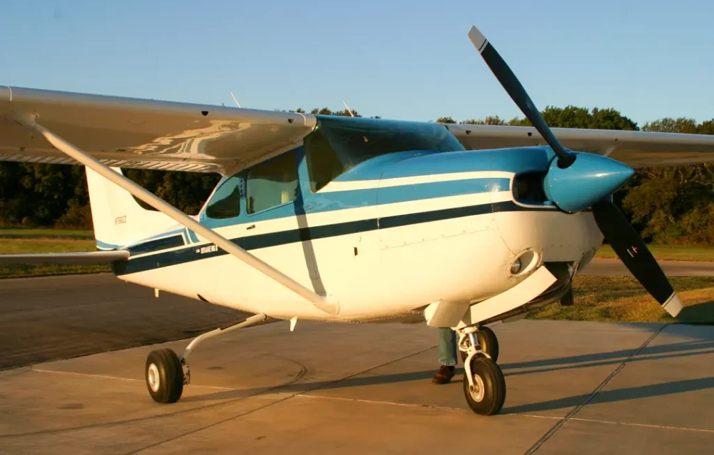side view of a cessna 182rg